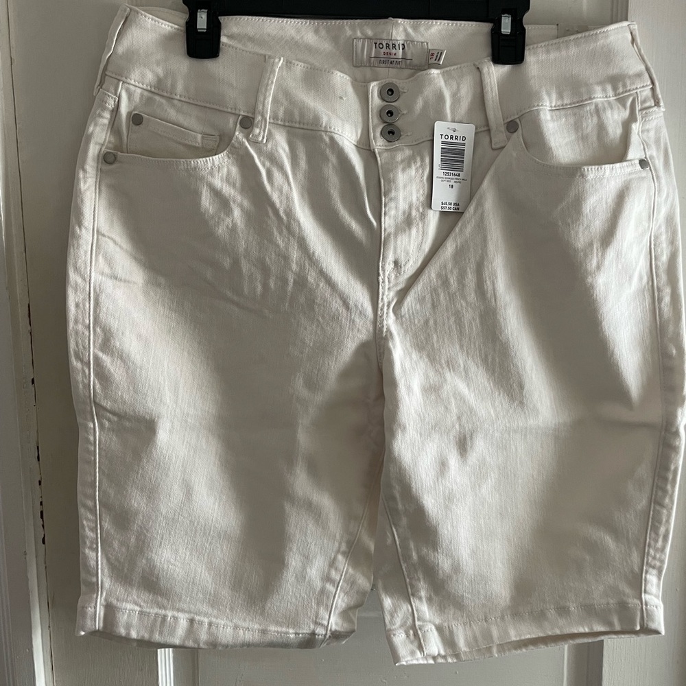 Torrid Bermuda short - French vanilla size 18